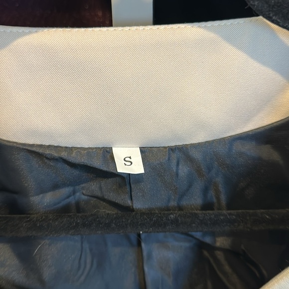 Unbranded cream v neck front button closure vest size S - Picture 2 of 3